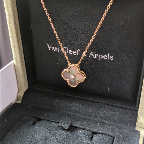 Arpels Vca Holiday Pendant 